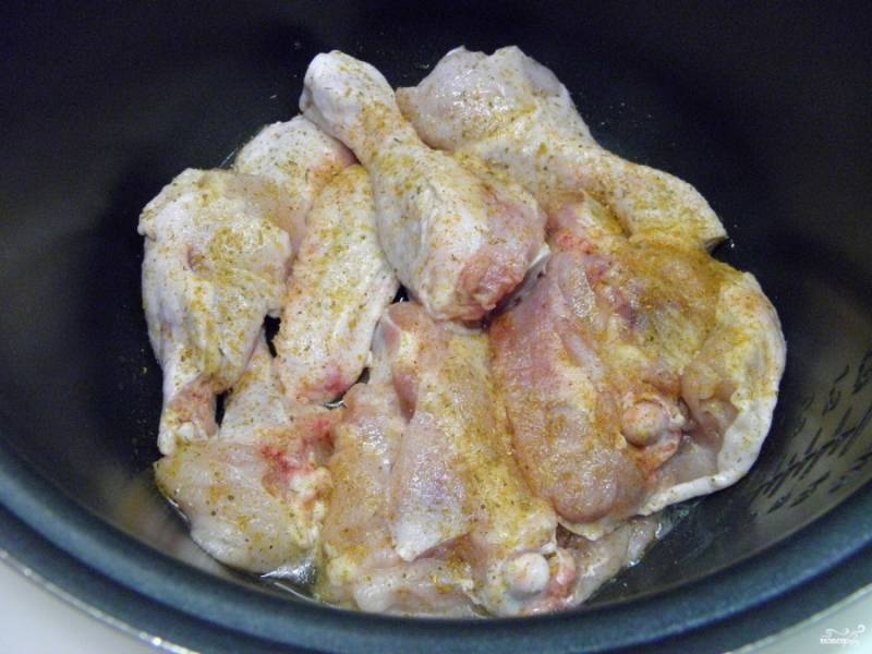 Включите мультиварку на самый мощный режим, на котором вам удобно обжаривать мясо. Обжарьте курицу с солью и специями на растительном масле.