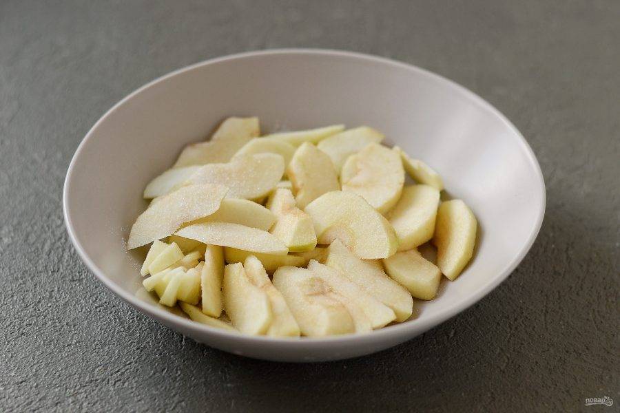 Для начинки очистите яблоки от кожуры, удалите сердцевину. Нарежьте тонкими дольками, добавьте сахар и крахмал. Перемешайте.