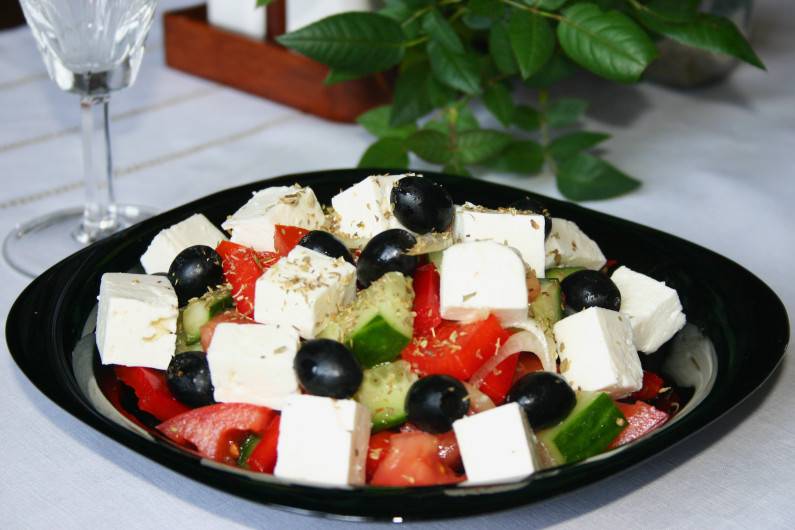 Салат с помидорами и маслинами - Пошаговый рецепт с фото. Салаты. Салаты из овощей