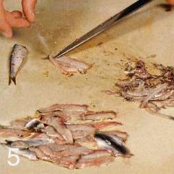 У рыбок срезать головы, хвостики и удалить внутренности. Поделить каждую рыбку на 2 филе, вынуть хребтовую кость и крупные реберные косточки.