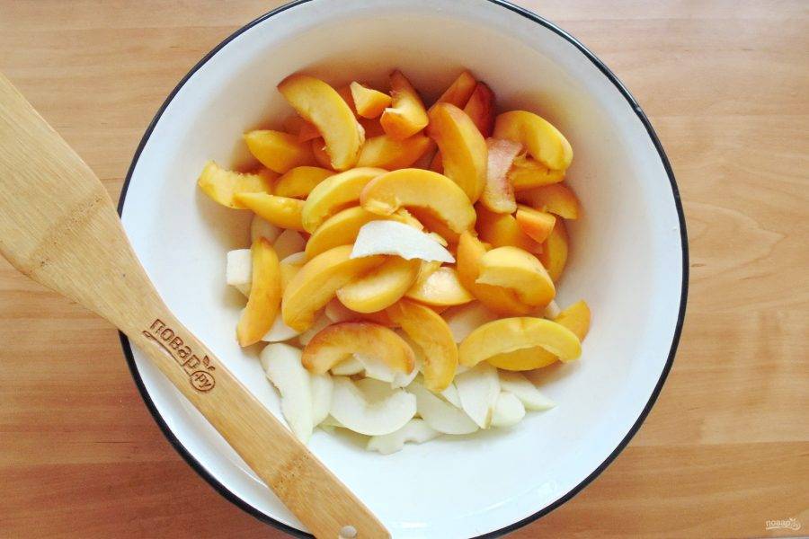 Выложите нарезанные фрукты в кастрюлю или в таз.