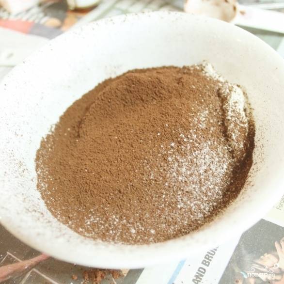 В подходящую для микроволновки мисочку просеиваем муку и какао-порошок. Туда же добавляем сахар.