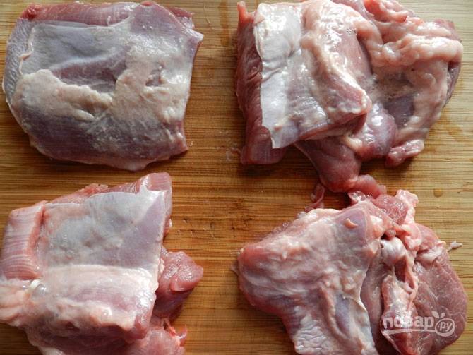 3.	Мою куриные бедра, вытираю насухо и каждое разрезаю пополам, посыпаю солью и перцем.