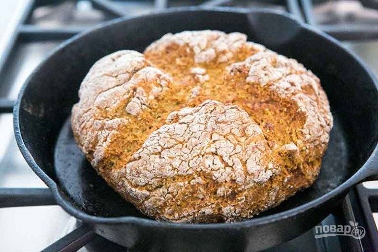 5.	Запекайте хлеб в разогретом до 230 градусов духовом шкафу 15 минут, затем уменьшите температуру до 200 градусов и выпекайте еще 25 минут.