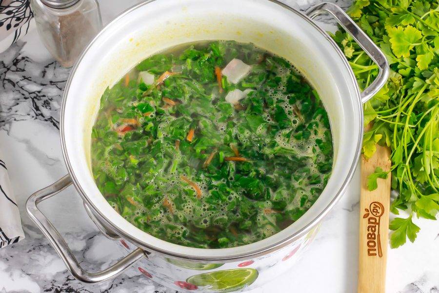 Всыпьте соль, можно добавить и другие пряности, приправы по вкусу. Промойте зелень петрушки и измельчите, добавьте в кастрюлю. Проварите суп еще 2-3 минуты и выключите нагрев.