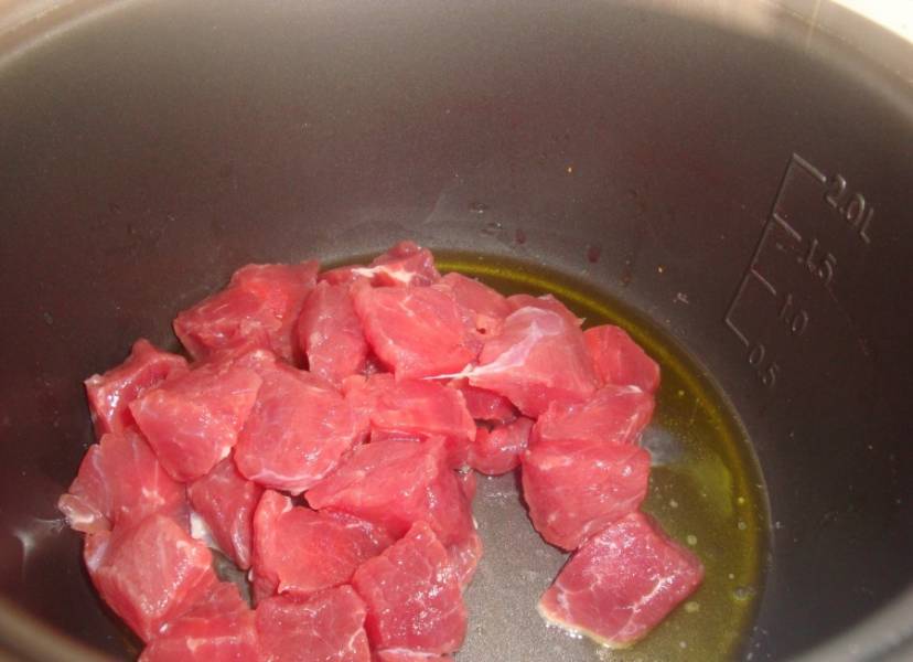 Положите в чашу мясо и поставьте режим "Жарка" на 30 минут.
