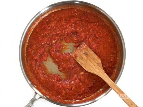 4. Помешивайте, периодически, пока помидорки не превратятся в однородный соус. Посолите и поперчите по вкусу. Параллельно поставьте варить пасту. 