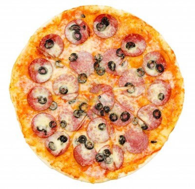 Пицца из готового теста с маслинами и колбасой