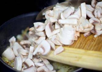 Добавьте порезанные грибы и обжаривайте еще 15 минут.