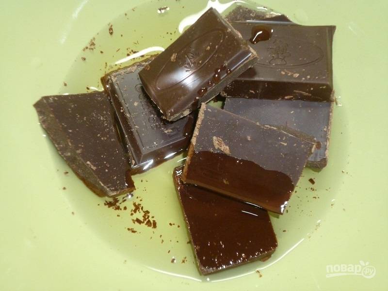 Также приготовьте глазурь, смешав на водяной бане кусочки шоколада с маслом до полного растворения.