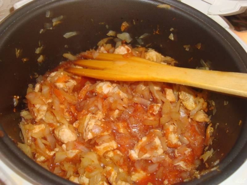 3. Добавим дальше измельченную капусту и томатную пасту, перемешаем и вливаем воду. Специи - по вкусу. В режиме "Тушение" или "Суп" дальше готовим час. 