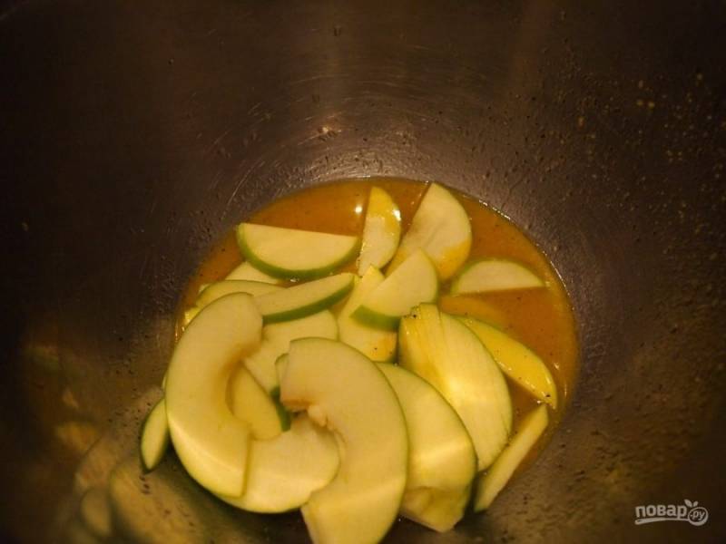5.	Выкладываю измельченные яблоки в заправку на основе апельсинового сока и оливкового масла.