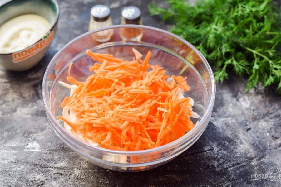 Морковь очистите и ополосните, натрите на мелкой терке и добавьте в салат.