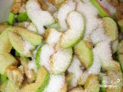 Порезанные дольками яблоки засыпаем сахаром (600 гр) и оставляем на ночь, чтоб яблоки дали сок.