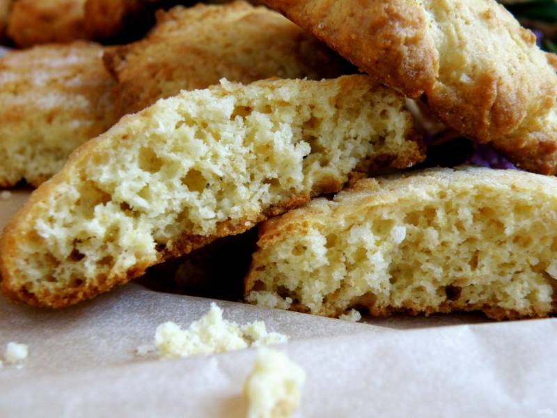 Теплое печенье очень вкусно подавать со стаканом молока.