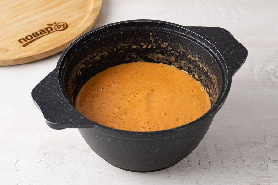 На среднем огне доведите суп до кипения и проварите 1 минуту.