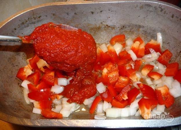 Перемешайте с томатной пастой.