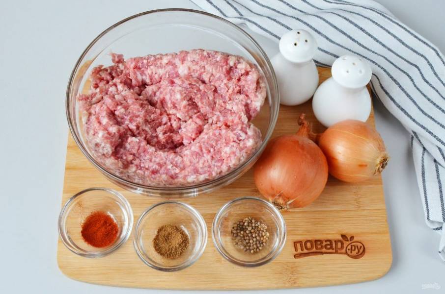 Подготовьте ингредиенты. Охлажденное мясо и сало измельчите с помощью мясорубки.