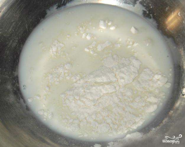 Наливаем в кастрюлю молоко. Оставляем полстакана молока на потом. Просеиваем муку через сито. Насыпаем муку в холодное молоко, растирая его вилочкой. Размешиваем муку с молоком, тщательно устраняя комочки.