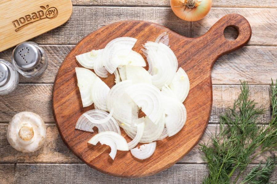 Репчатый лук нарежьте полукольцами.