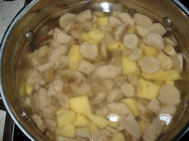 Грибы варите минут 40, затем добавьте нарезанную картошку. Грибы с картошкой поварите минут 10. 