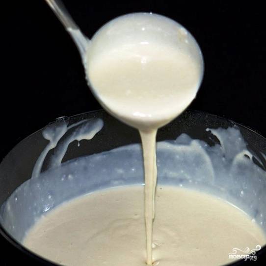 Добавить стакан молока и подсолнечное масло, перемешать. Затем, продолжая перемешивать венчиком или миксером, небольшими порциями вводим в смесь оставшуюся муку и молоко.