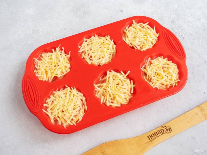 Сверху добавьте натертый на мелкой терке сыр.