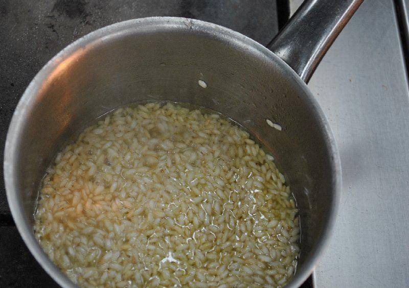 Вливаем бульон и варим до готовности. Рис варим до так называемого состояния "аль денте", чтобы рис был упругим.