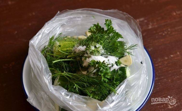 Поверх зелени положите пару столовых ложек крупной повареной соли. Если вы используете мелкую соль, то будет достаточно одной ложки.