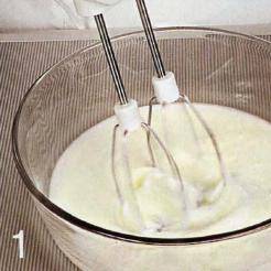 Йогурт перелить в миску и взбивать
венчиком или миксером 4 мин.