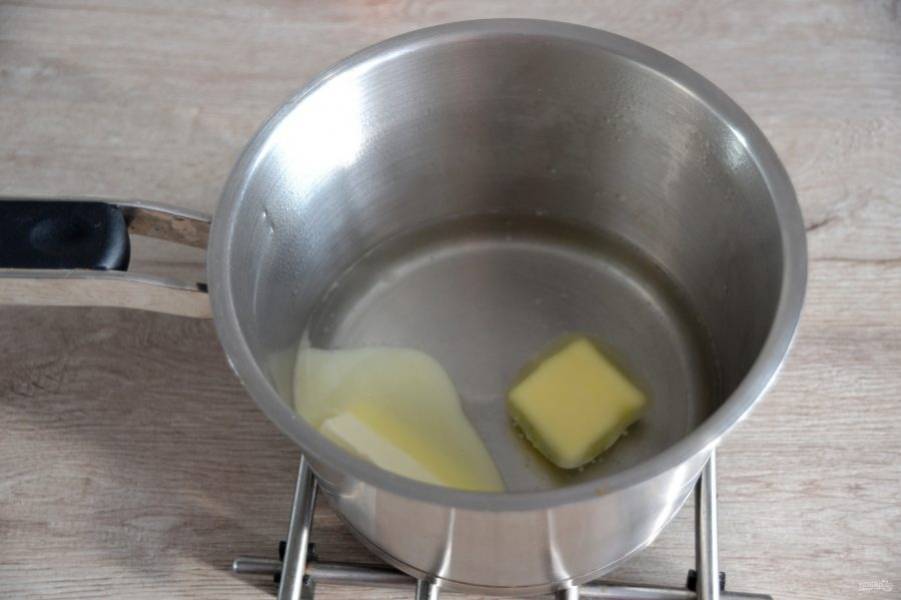 Влейте в сотейник воду, растворите соль, сахар, нагрейте до кипения. Распустите в горячей воде сливочное масло.
