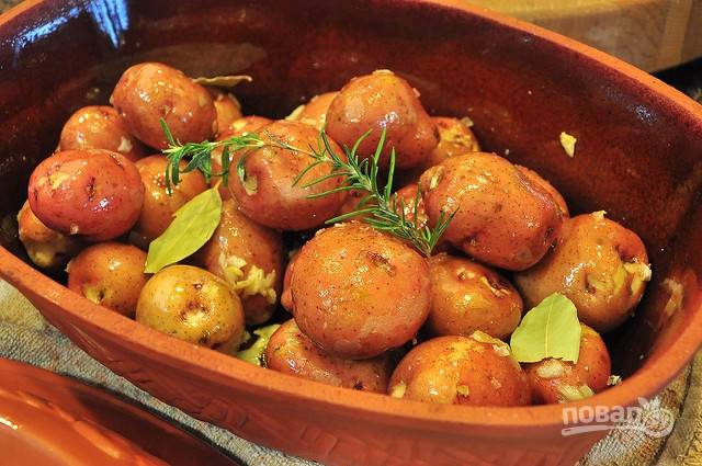 Картофель по-деревенски в горшочках : Вторые блюда