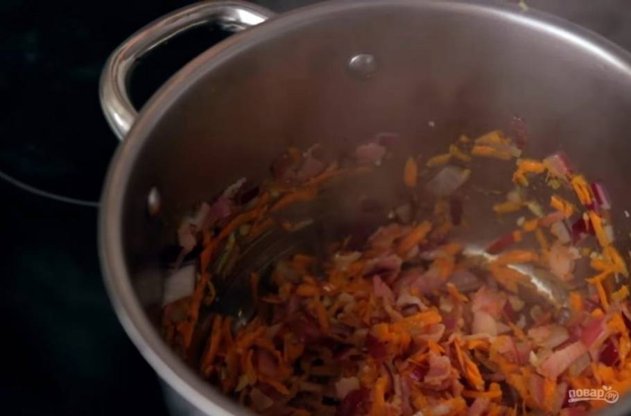 2. Далее добавьте к нему мелко нарезанный лук, обжарьте несколько минут. После этого добавьте натертую (или мелко нарезанную) морковь и чеснок. Обжарьте до готовности овощей.