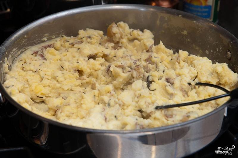Когда картофель сварится, выливаем воду, и добавляем в него только что приготовленный розмарин, обезжиренные сливки, соль и перец по вкусу. Все это разминаем на медленном огне.