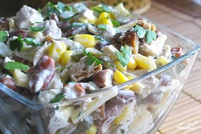 Салат с фасолью, огурцами, сыром, чесноком и сухариками – пошаговый рецепт приготовления с фото