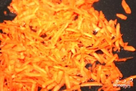 Морковь натираем на средней терке, капусту мелко шинкуем. Разогреваем в сотейнике немного масла, пару минут поджариваем в нем морковь.