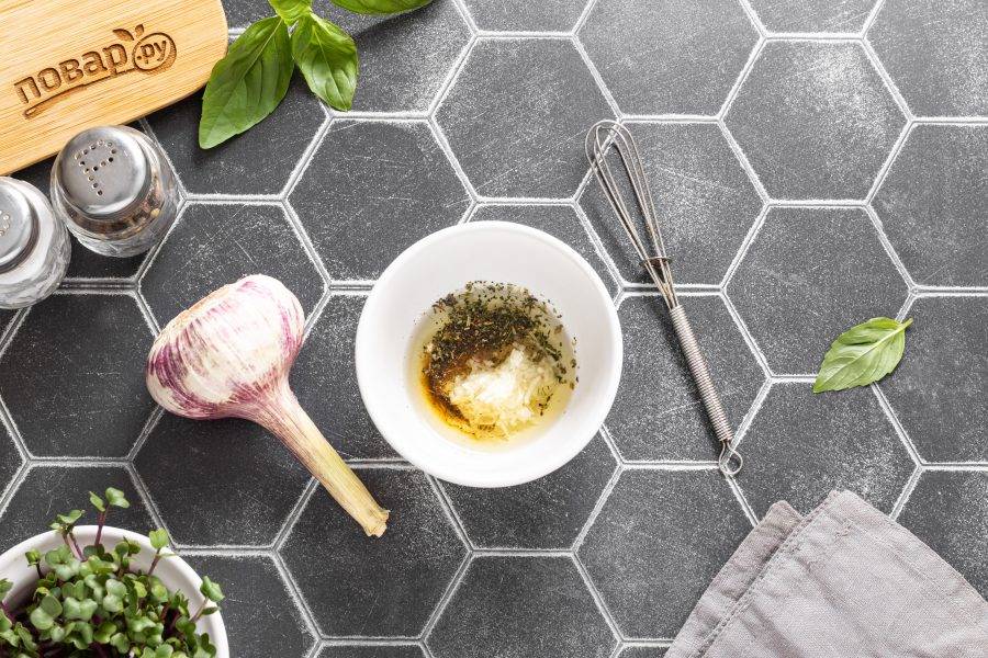 Смешайте оливковое масло с белым винным уксусом, сахаром, солью, молотым перцем, сушеными итальянскими травами и чесноком, пропущенным через пресс.