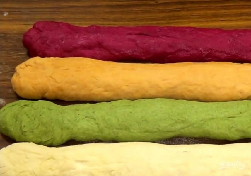 4.  Из теста сформируйте жгуты и переплетите их в форме буханки. Переложите хлеб в смазанную растительным маслом форму и накройте полотенцем на 30 минут. 