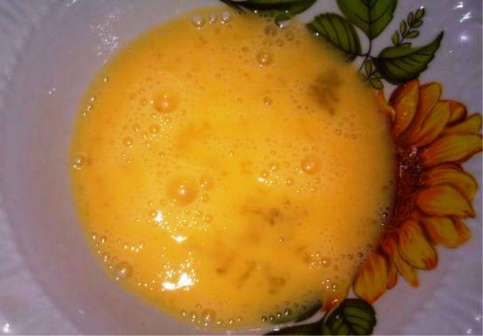 Сверху смажьте взбитым яйцом и отправьте на 15 минут  разогретую до 180 градусов духовку. На стол подайте в горячем виде. 