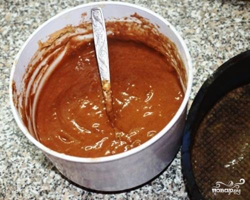 Какао и муку просеиваем через сито, добавляем в жидкое тесто и аккуратно лопаткой перемешиваем.