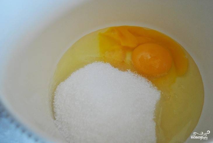1. Возьмите яйца, взбивайте их вместе с сахаром, постепенно добавьте молоко, помешивайте смесь. Добавьте немного растительного масла, а также сливочного, которое предварительно натрите на терке. Всыпайте просеянную муку, какао и перемешивайте все. Добавляйте соду в небольших количествах. Затем вам следует застелить разъемную форму пергаментом, смазать его маслом, выложить тесто. 