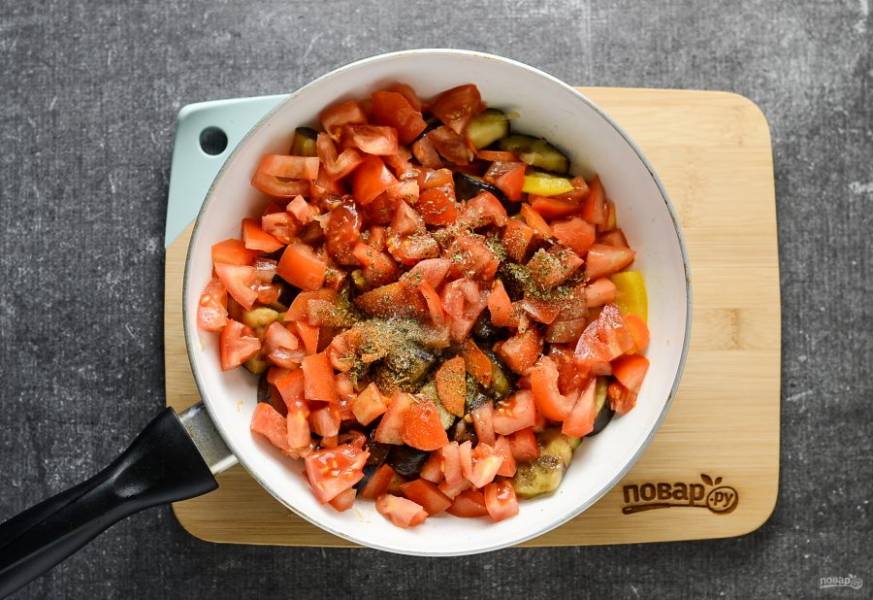 После добавьте все специи и нарезанные кубиками помидоры. Перемешайте и тушите 5-7 минут.