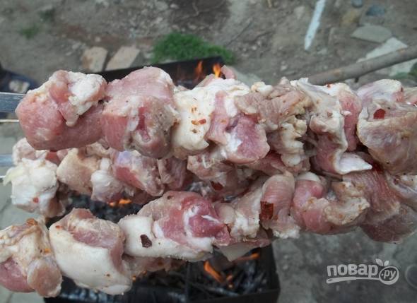 Когда мясо замаринуется, нанижите его на шампуры так, чтобы не осталось просветов. 