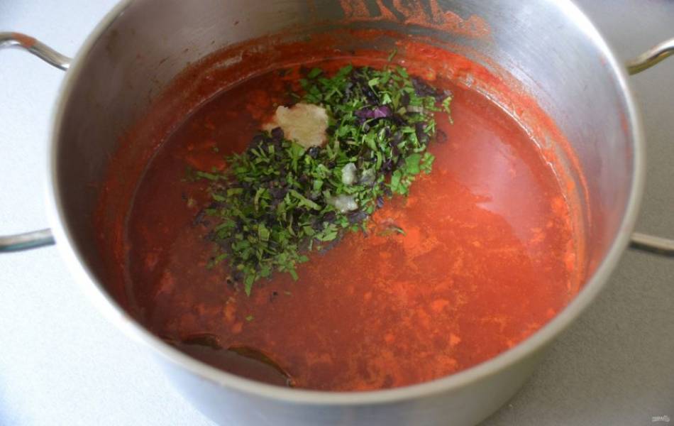 Положите чеснок и зелень примерно за 10 минут до готовности кетчупа.