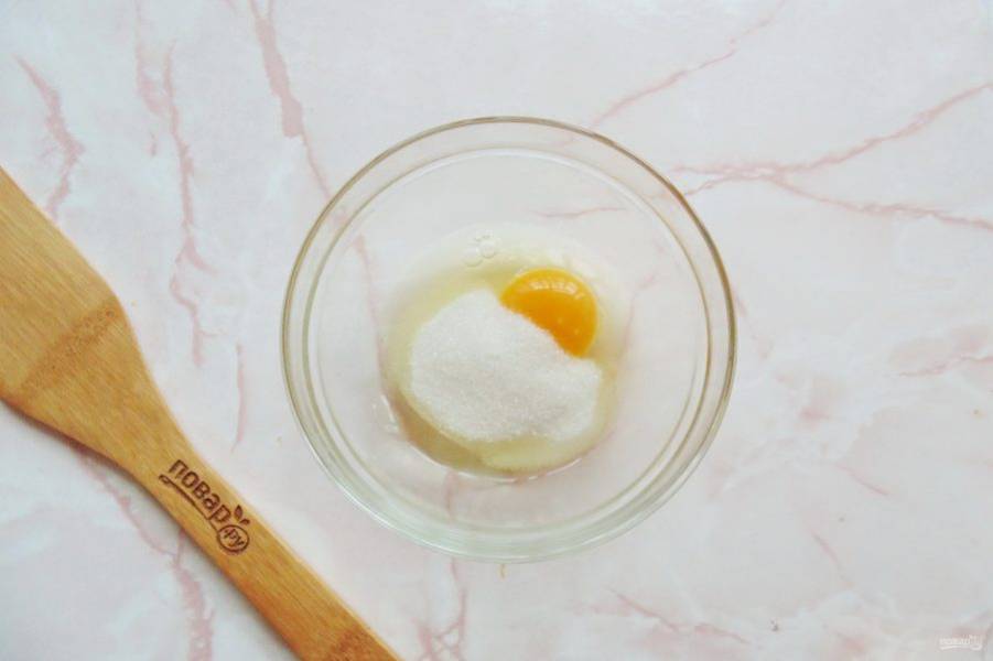 В мисочке соедините яйцо и сахар.