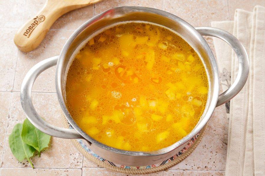 Когда картофель будет готов, добавьте обжарку. Отрегулируйте на соль и варите 2-3 минуты.