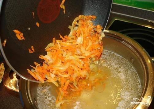 В горячую сковороду добавляем сливочное и растительное масло, потом лук и морковь вместе, обжариваем 5 минут. Добавляем их к почти готовому картофелю в бульон. Добавляем мясо, которое обобрали с костей.