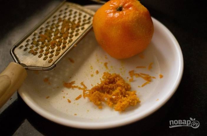 Натрите цедру апельсина.