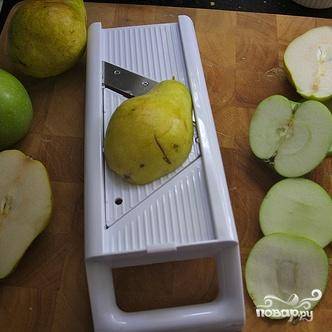 4. Разрезать груши и яблоки пополам, удалить сердцевину и нарезать дольками толщиной 3 мм. 