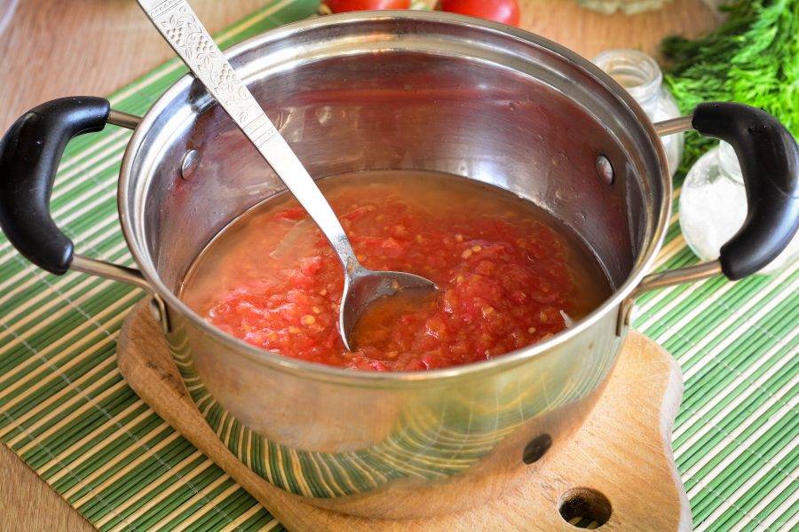 Влейте перекрученные томаты и тушите 5-7 минут. Всыпьте соль и сахар.